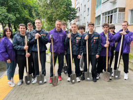 «Молодёжь за чистоту городов и сёл» — это масштабный конкурс по благоустройству придомовых территорий, парков и набережных, который охватила всю Минскую область.