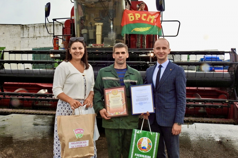 В Несвижском районе чествовали молодого комбайнера, первым собравшего тысячу тонн зерна