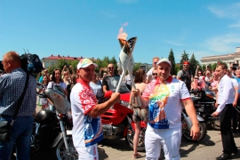 Молодежный лидер Червенского РК БРСМ Павел Клюндюк нёс факел Европейских игр «Пламя Мира»
