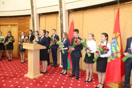 Александр Турчин вручил паспорта 23 учащимся из всех районов Минской области