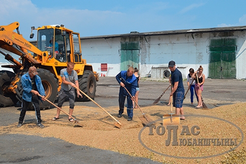 Побач з дарослымі шчыруюць падлеткі