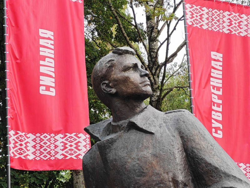 В Жодино День народного единства прошел торжественный митинг у монумента советской матери-патриотки Анастасии Фоминичны Куприяновой