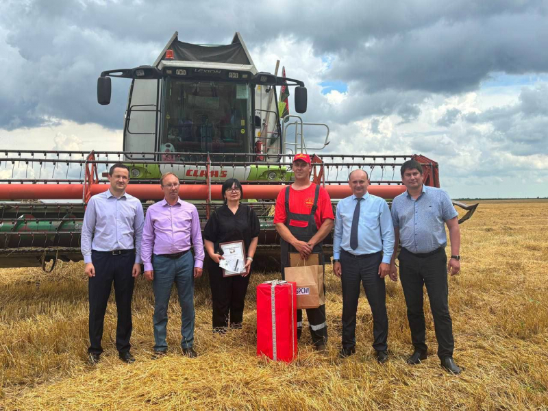 Сегодня молодой комбайнер ОАО «Большевик-Агро» Владимир Полупан отмечает своё 30-летие прямо в разгар уборочной кампании.